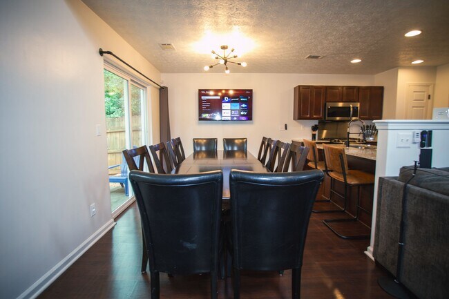 Building Photo - 665 Lakeside Cir