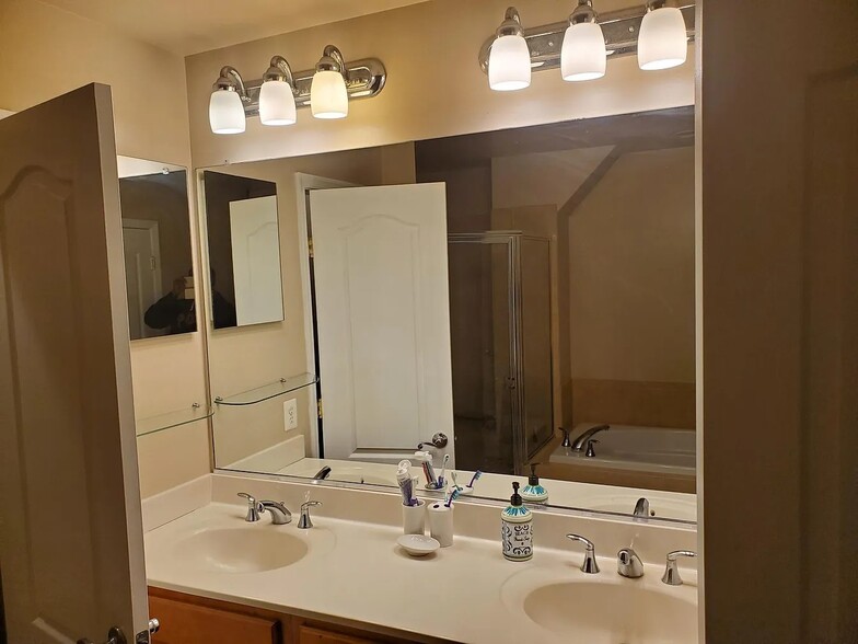 Building Photo - 11808 Oxbridge Dr