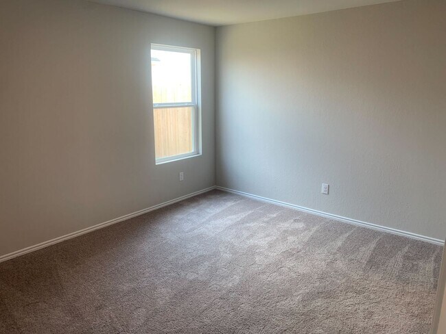 Building Photo - *MOVE IN SPECIAL* Comfortable Living with Open Kitchen & Fenced Yard!
