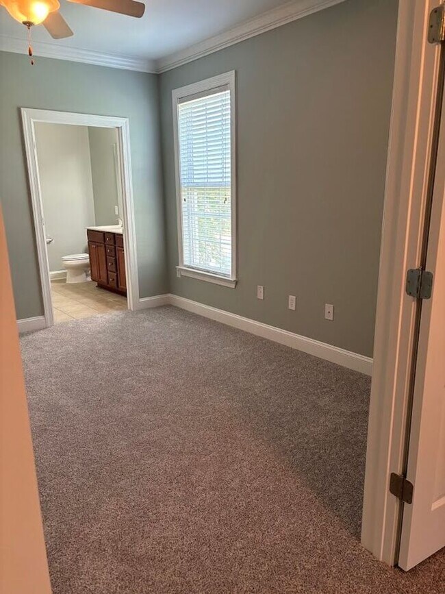 Building Photo - 89 Gallery Dr