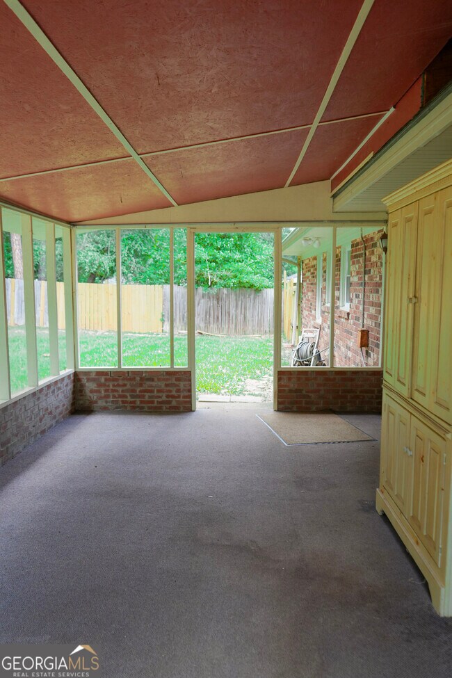 Building Photo - 307 Pinewood Dr
