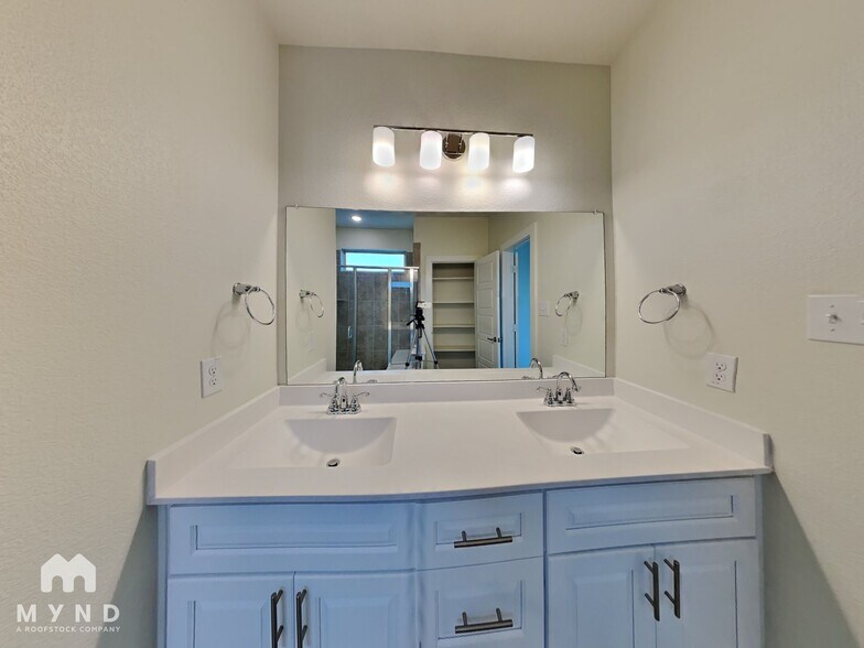Building Photo - 4725 Tanglewood Dr