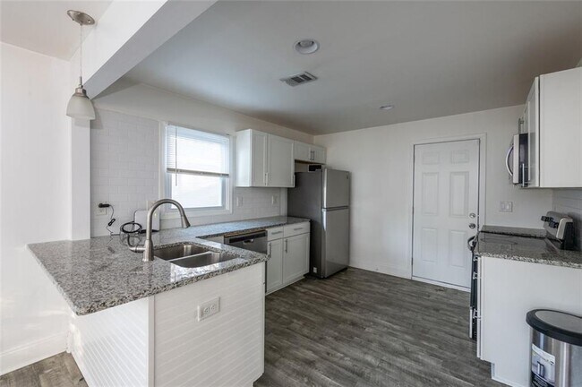 Building Photo - 2973 1st Ave SW