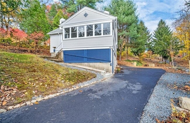 Building Photo - 346 Middlebury Rd