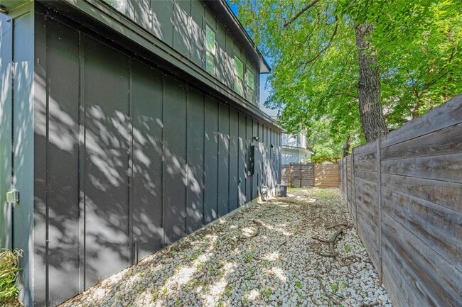 Building Photo - 4606 Ledesma Rd