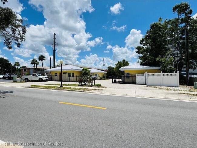 Building Photo - 2121 Lakeview Dr