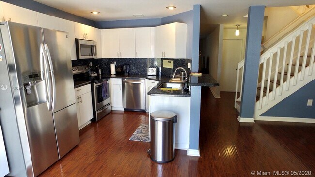 Building Photo - 5102 NW 115th Ct  Doral Fl 33178