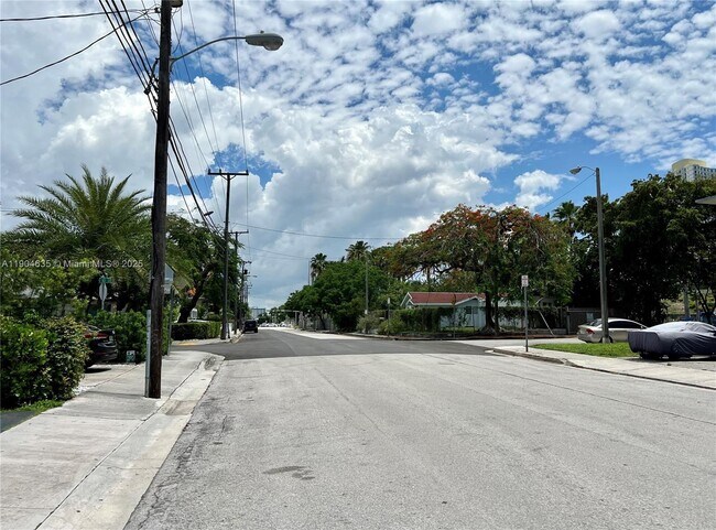 Building Photo - 1012 SW 4th Ave