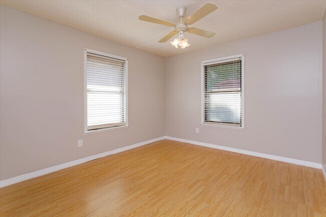 Building Photo - Spacious 4-Bedroom, 3-Bath Rental in Quiet DeBary Cul-de-Sac