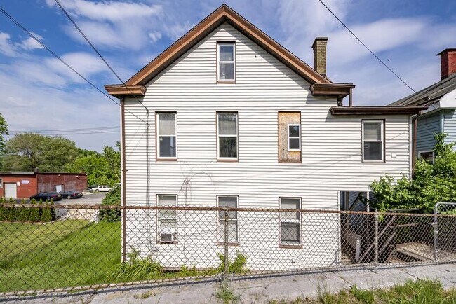 Building Photo - 338 Saratoga St