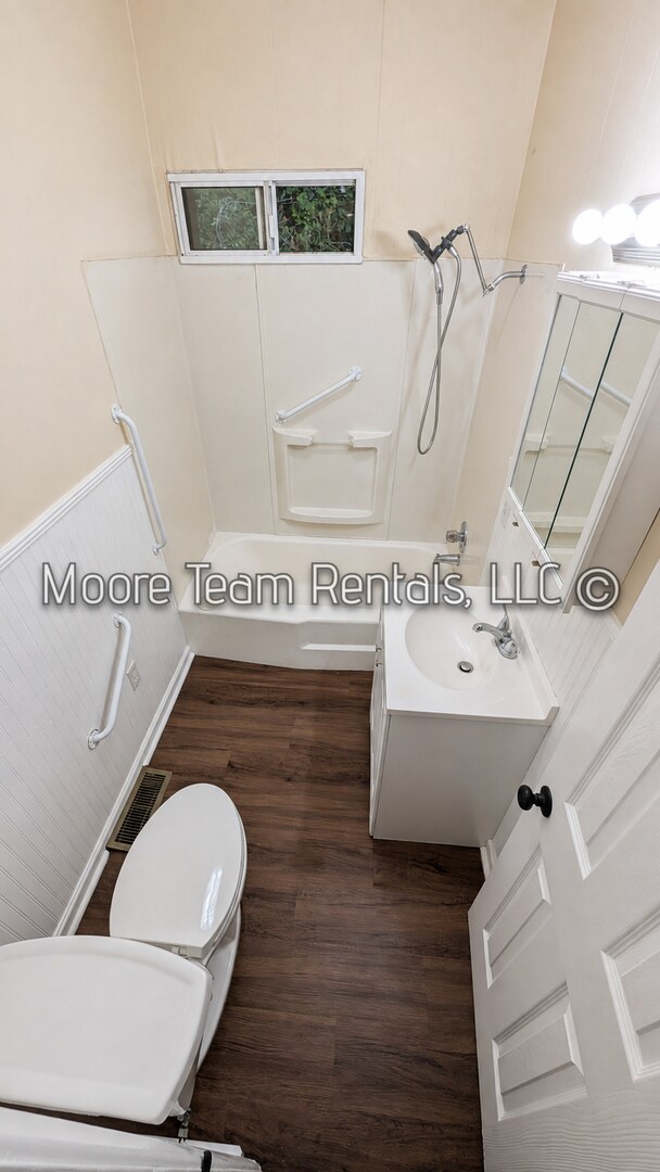 Building Photo - 536 Fairway Dr