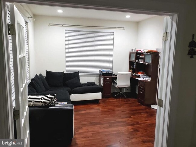 Building Photo - 323 W Boulder Dr