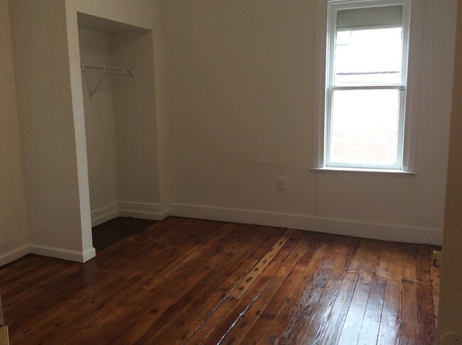 Building Photo - Spacious 3 Bedroom, Laundry, East End Near...