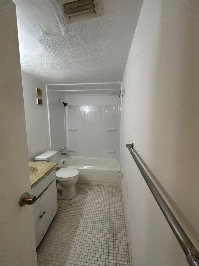 Building Photo - 1221 Kennedy Rd