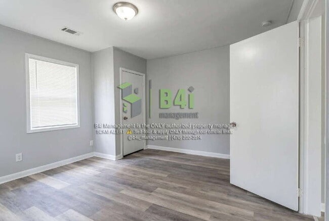 Building Photo - 909 E 8th St