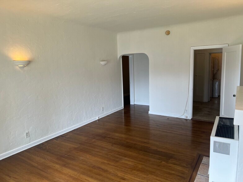 Building Photo - 2745 S Palm Grove Ave