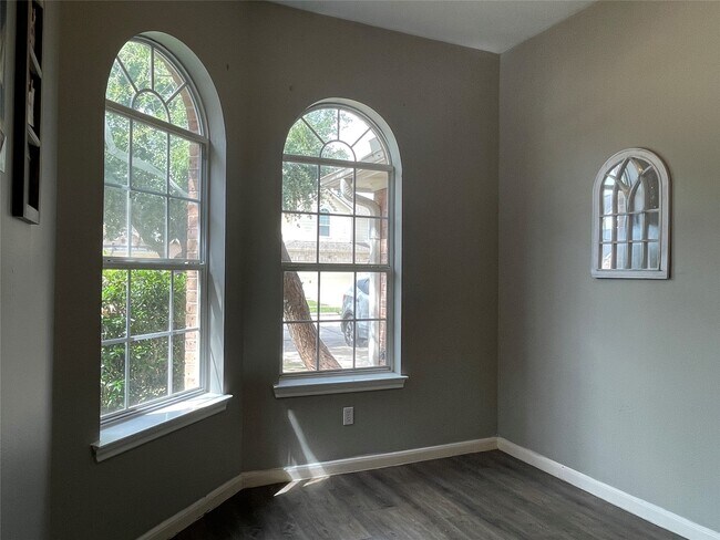 Building Photo - 811 Forest Hillside Ln