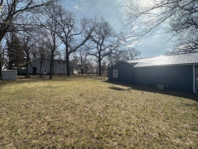 Building Photo - 3 Bedroom, 1 Bathroom Home for Rent in Evansdale, Ia