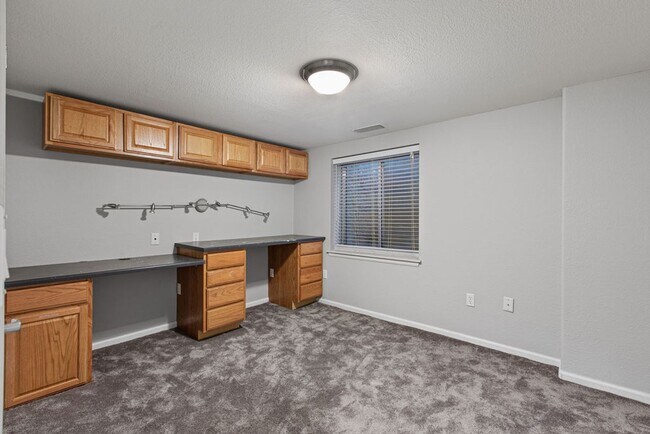 Building Photo - 6 Bedroom plus and office near Rigden Farms