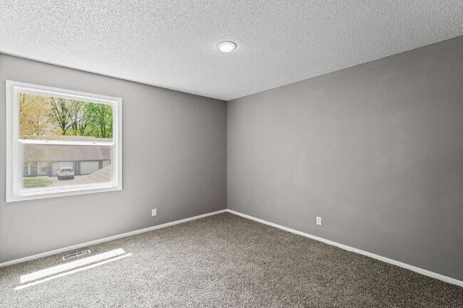 Building Photo - Spacious and updated townhome in Olathe!  1st month is Free!*