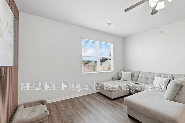 Building Photo - 715 Hollis Ave