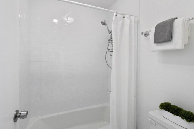 Building Photo - 280 Tradewinds Dr