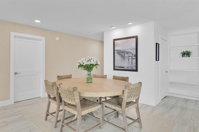 Building Photo - 17026 Bay St