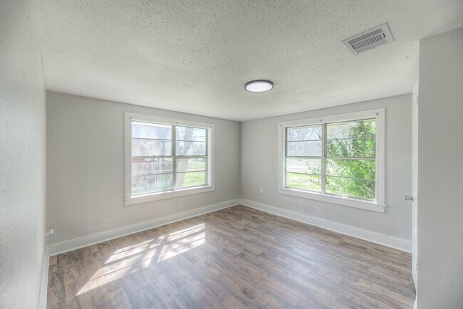 Building Photo - 615 E 1st St