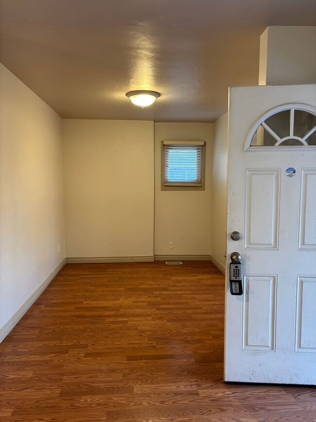 Building Photo - Salt Lake Cottage home 3 bed, 2 baths