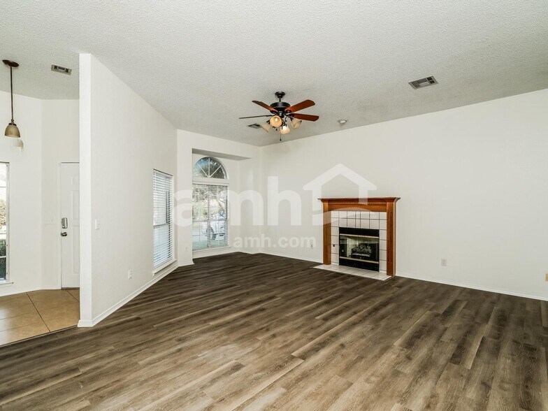 Building Photo - 1412 N Umbrella Ave