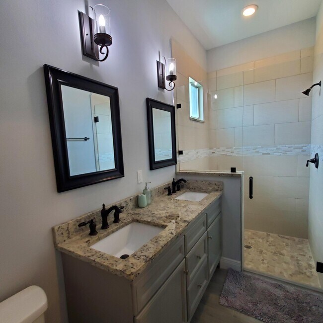 Building Photo - 2161 SE Sunflower St