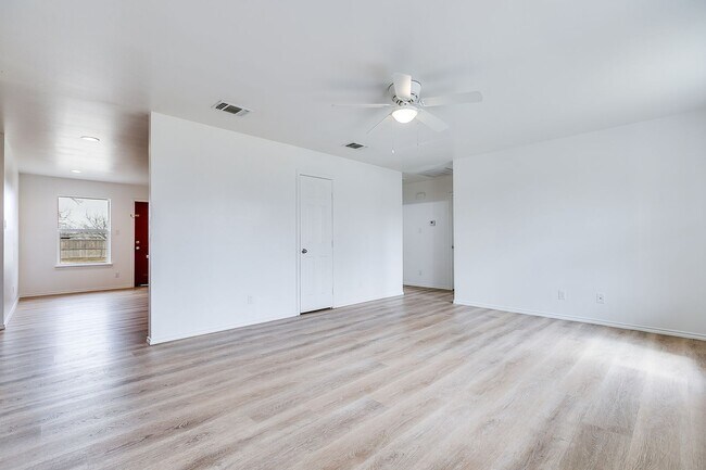 Building Photo - Updated 3 Bedroom Home For Lease!!