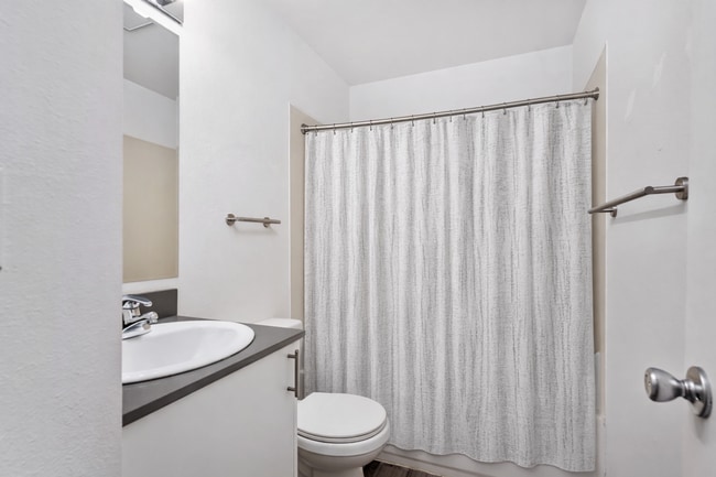 Building Photo - Renovated 2 Bedroom in Auburn!