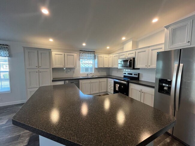 Building Photo - 10 Eland Dr