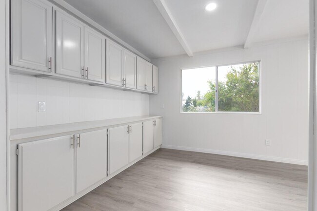 Building Photo - 4810 Iroquois Ave