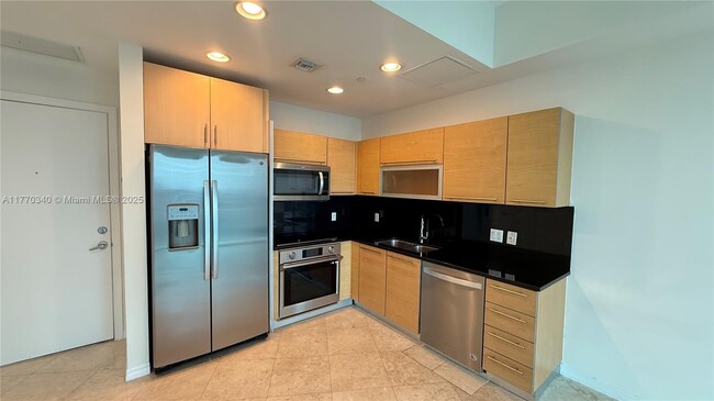 Building Photo - 950 Brickell Bay Dr