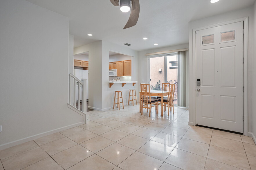 Building Photo - 1658 Glenmore Dr