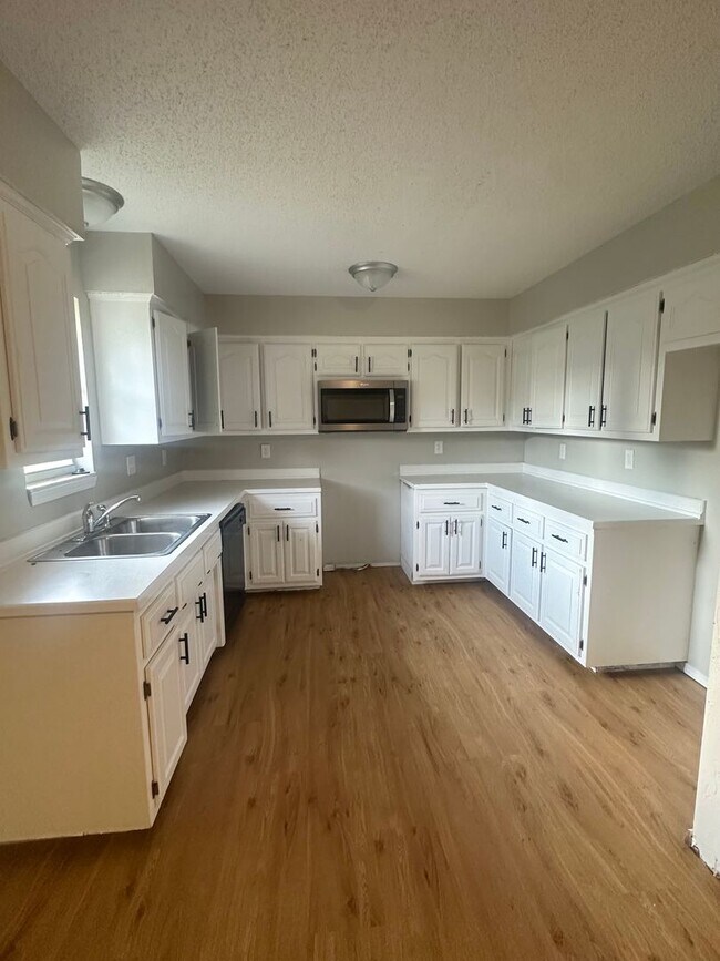 Building Photo - Welcome Home to Nixa Living!