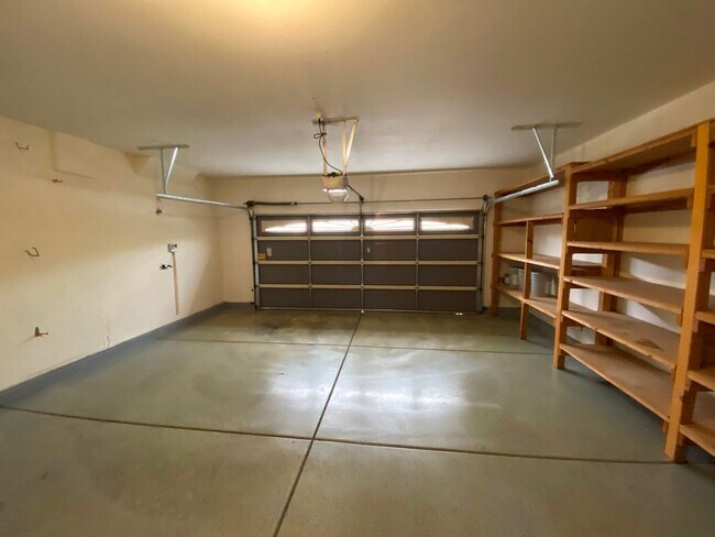 Building Photo - Beautiful & spacious home on an oversized ...