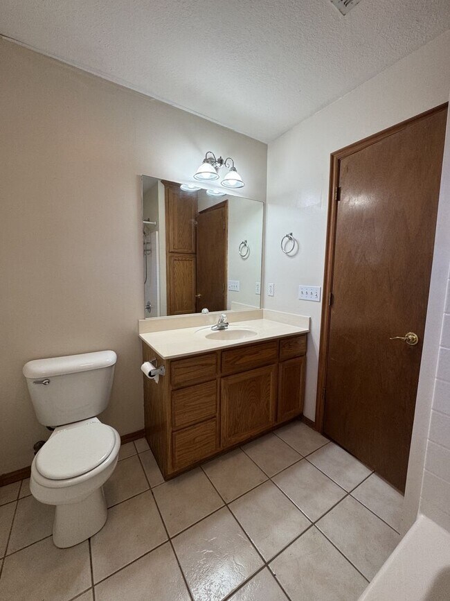 Building Photo - (3) Bed/(2) Bath in NE Norman w/ Safe Room!