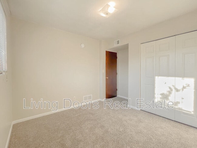 Building Photo - 4711 Gladstone St