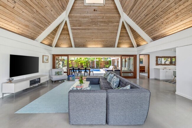 Building Photo - Elegant Home w/ Private Beach Access, Pool...