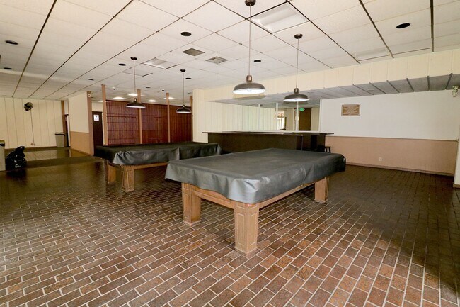 Building Photo - 3rd floor studio in Mission Valley! Beautiful vinyl flooring throughout/ 1 Prkg Space/ Mission Va...