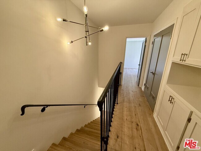 Building Photo - 853 Larrabee St