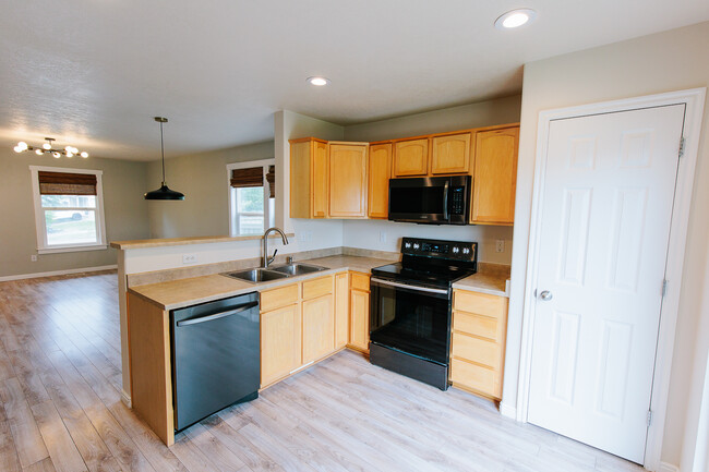 Building Photo - 3971 E Golden Eagle Rd