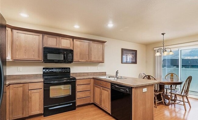 Building Photo - 4 bed 2 1/2 bath home!