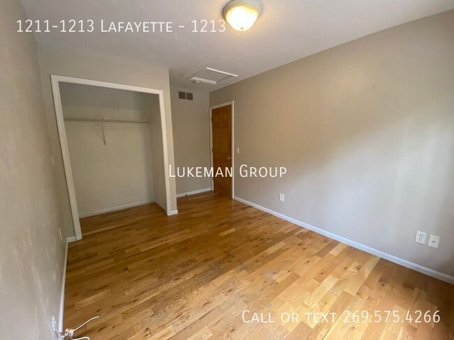 Building Photo - 1213 Lafayette - 3 Bed/1 Bath Unit Near WMU