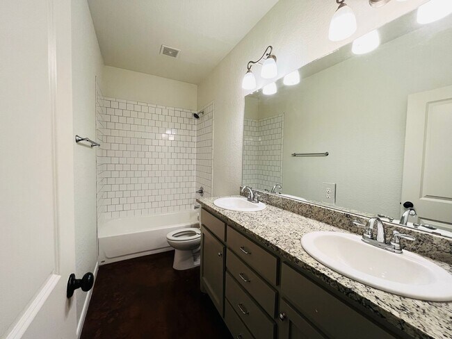 Building Photo - * MOVE IN SUMMER 6/27/2027 * $6500/$1300 per bed average 5 Bed 3 Bath 3 Block to TCU