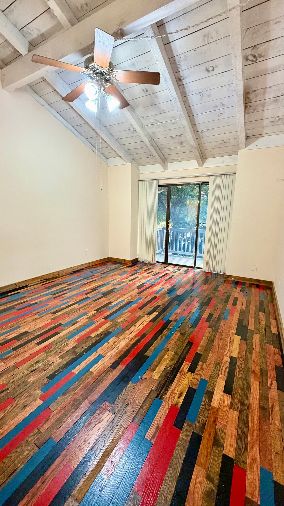 Masterbed with High Ceiling & Walk-in Closet - 207 Hi Cir N