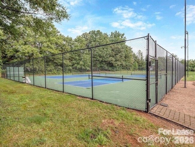 Building Photo - 8715 Parkchester Dr